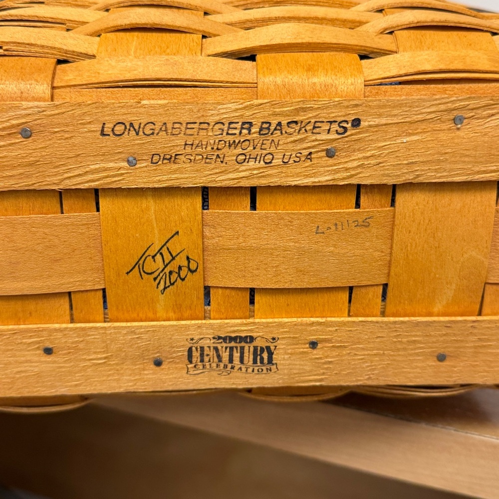 Longaberger 2000 VIP Basket with liner, protector, and handle gripper. - Picture 6 of 7